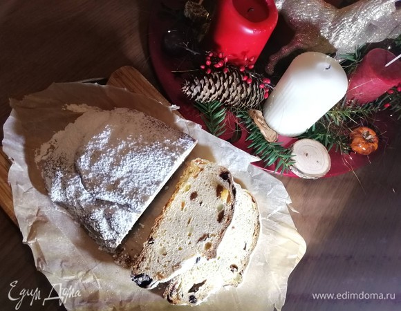 У меня штоллены выстаивались в пластиковом контейнере, обернутые в пергамент, 2 недели на балконе. Как и советовал автор. Но если вы меня спросите или это необходимо, то я вам скажу, что по моему мнению это не обязательно.