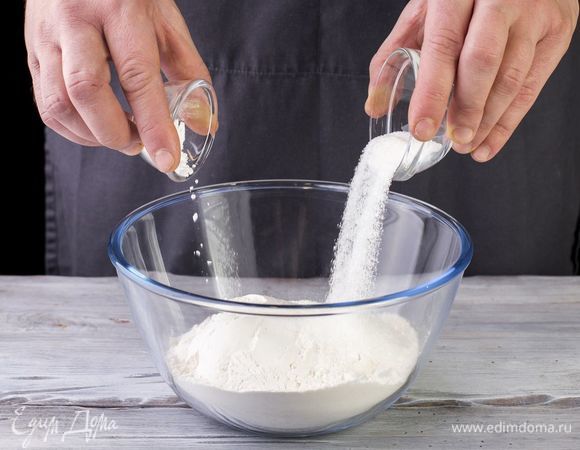 Муку смешайте с сахаром и разрыхлителем.