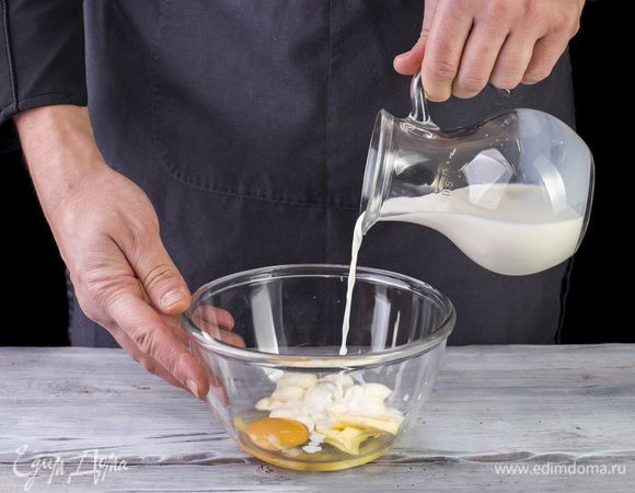 Влейте немного молока и взбейте миксером. Когда масса станет однородной, влейте оставшееся молоко и взбейте еще немного.