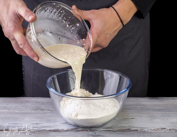 В сухую смесь влейте молочно-майонезную массу.