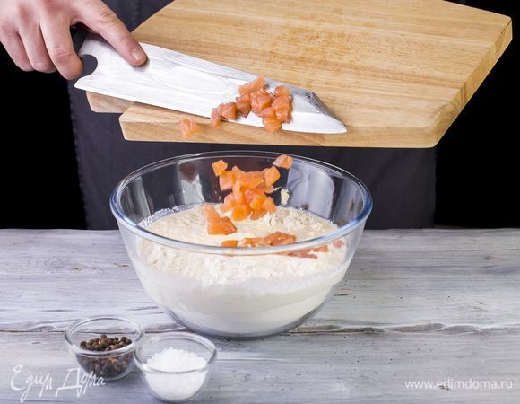 Добавьте рыбу и посолите, поперчите по вкусу. Замесите тесто.