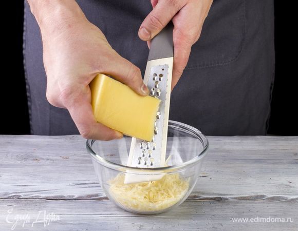 Сыр натрите на крупной терке.