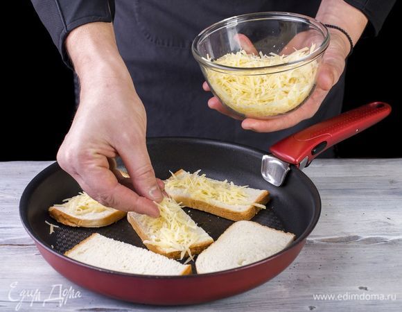 Разогрейте сковороду, смазанную растительным маслом. Положите на нее хлеб, посыпав сыром. Томите до тех пор, пока хлеб не поджарится, а сыр не расплавится.<br />
 