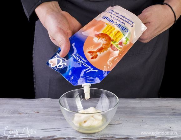 Приготовьте соус. Для этого смешайте майонез ТМ «Московский провансаль» Сливочный, сок лайма и соль.<br />
<br />
 