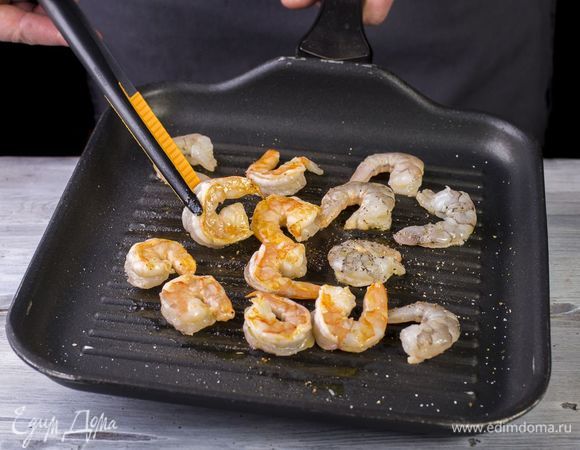 Размороженные очищенные креветки обжарьте на сковороде-гриль 2 минуты.