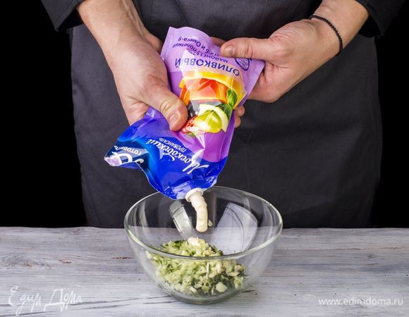 Смешайте мяту, укроп, огурец, 1 ст. л. лимонного сока и чеснок с майонезом Оливковый ТМ «Московский провансаль» («Я люблю готовить»).