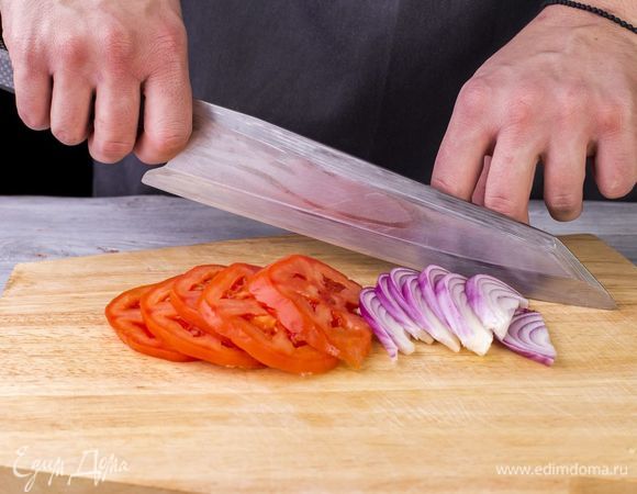 Красный лук, помидоры нарежьте кружочками.