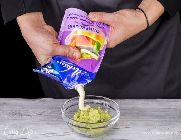 Авокадо разомните в пасту, смешайте с майонезом Оливковый ТМ «Московский провансаль» («Я люблю готовить»).<br />
 