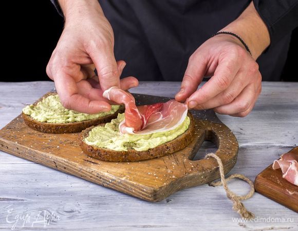 Получившуюся пасту нанестите на зерновой хлеб, сверху положите полоску окорока.<br />
 