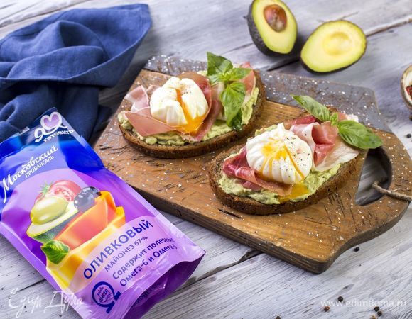 На окорок положите яйцо пашот и листик базилика. Приятного аппетита!