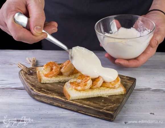 На хлеб выложите креветки. Сверху полейте сливочно-лаймовым соусом.