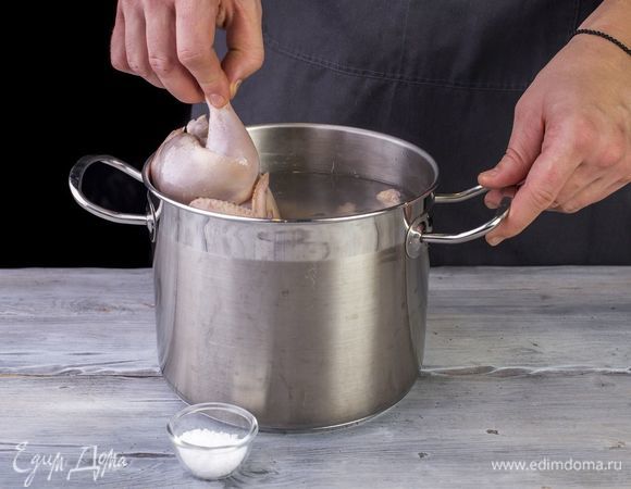 Вскипятите воду с 3 ст. л. соли. Опустите в эту воду тушки на 5 минут.