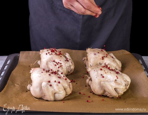 Вытащите цыплят, слегка обсушите тушки. Свяжите бечевкой ножки. Поперчите.