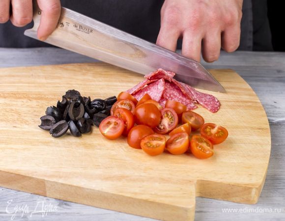 Салями нарежьте пополам, маслины и черри нарежьте пополам.