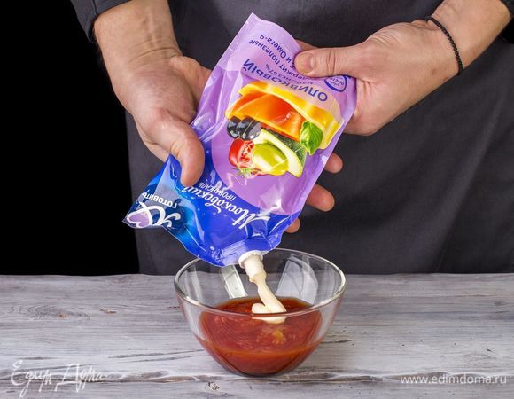 В миске смешайте томатную пасту и майонез Оливковый ТМ «Московский провансаль» («Я люблю готовить»).