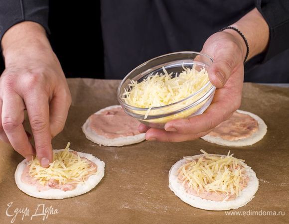 Посыпьте сыром, натертым на крупной терке.