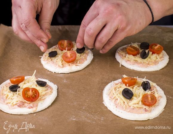 Выложите помидоры и маслины.