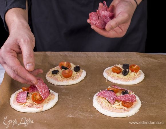 Выложите салями. Поставьте в разогретую до 180°С духовку на 25 минут.