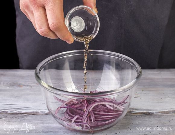 Лук нарежьте полукольцами и сбрызните яблочным уксусом. Оставьте немного постоять.
