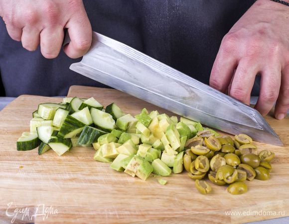 Авокадо и огурец очистите и нарежьте небольшими кусочками. Оливки разрежьте на половинки.