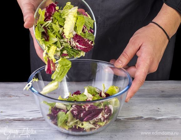 В салатник выложите тунца, разомните вилкой. Добавьте салатный микс.