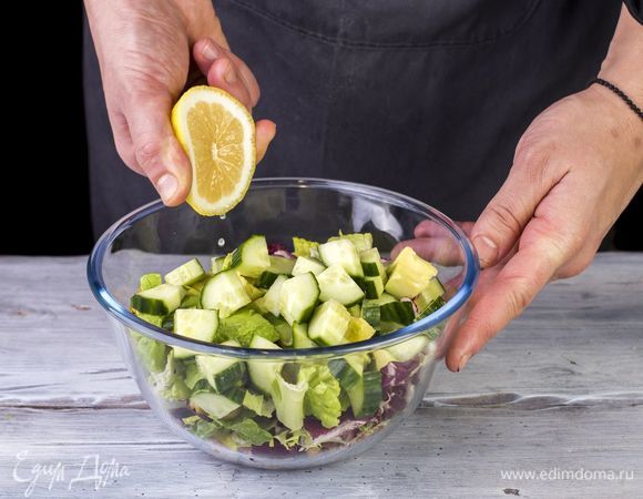 Сбрызните лимонным соком.