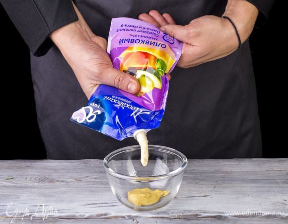 Для соуса смешайте майонез Оливковый ТМ «Московский провансаль» («Я люблю готовить») и горчицу.