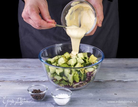 Салат заправьте соусом, посолите, поперчите.