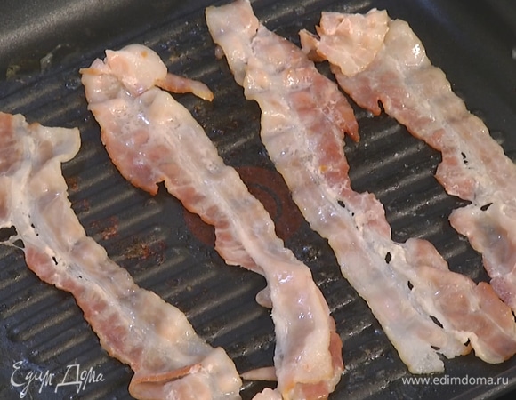 На сковороде-гриль обжарить бекон с двух сторон до образования золотистых полосок.