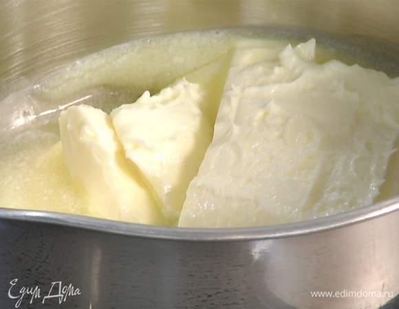 Сливочное масло растопить в сотейнике. Дать немного остыть.