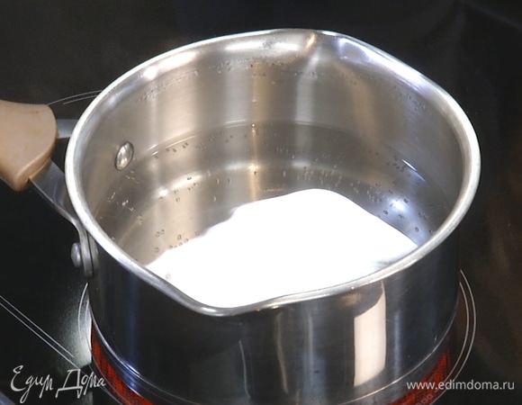 В отдельной кастрюле вскипятить воду, добавить уксус.