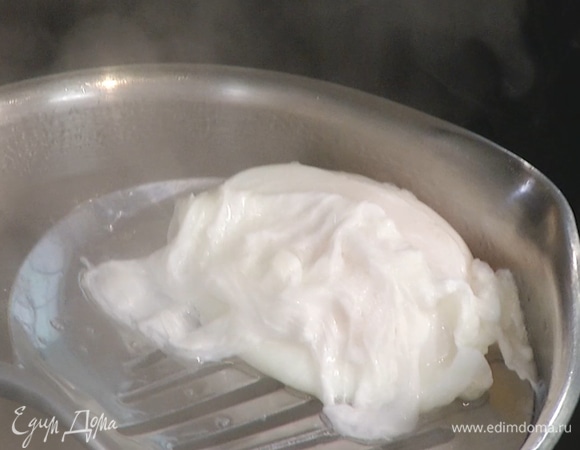 Яйца выловить шумовкой и аккуратно выложить на тарелку.