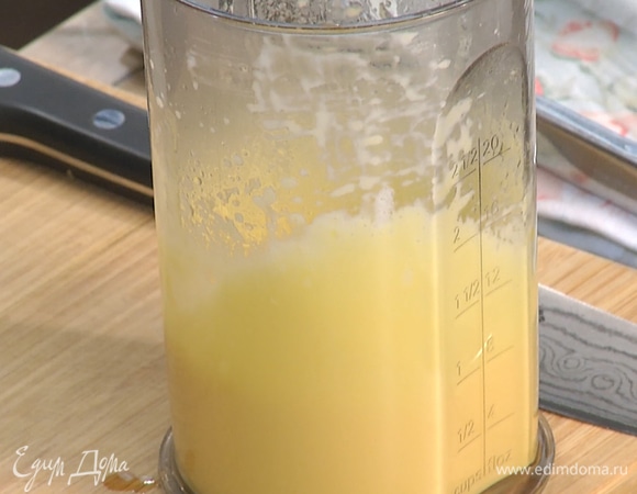 Теплое растопленное масло постепенно ввести к желткам, постоянно взбивая смесь. Должен получиться пышный соус.