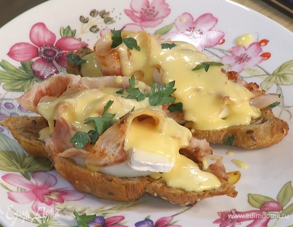 Блюдо полить соусом голландез и украсить петрушкой.