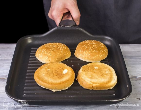 Разрежьте булочки вдоль на две равные части. Подсушите их на сковороде с внутренней стороны.