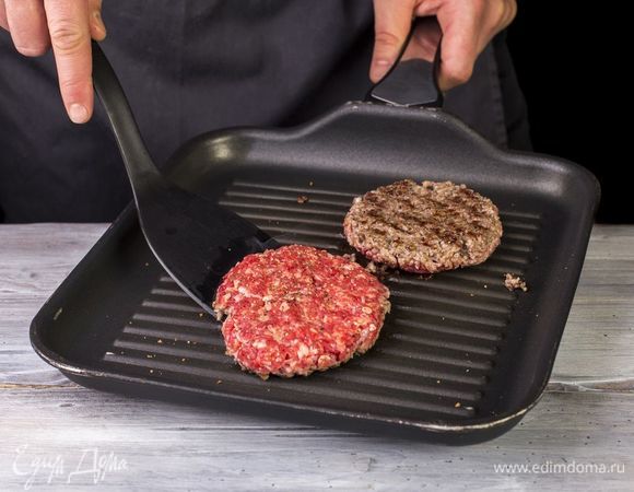 Обжарьте котлеты на растительном масле до корочки.