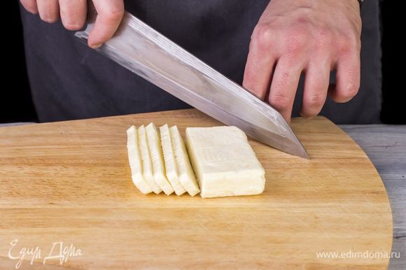 Нарежьте сыр халуми тонкими слайсами.