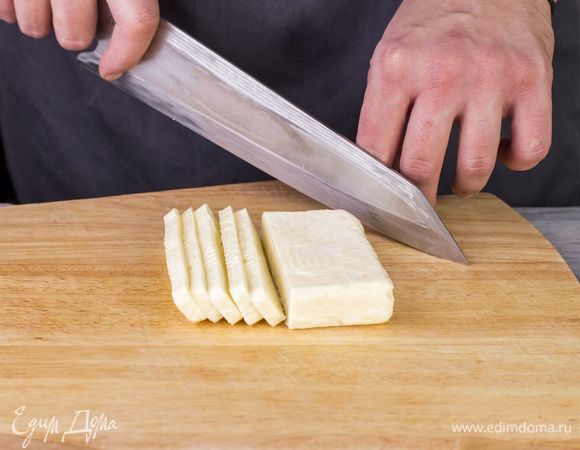 Нарежьте сыр халуми тонкими слайсами.