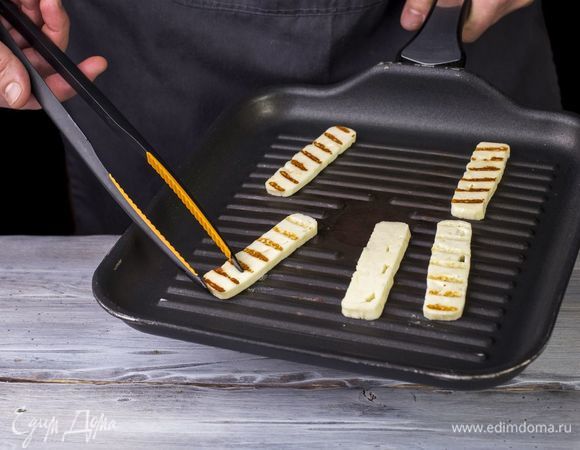 Обжарьте кусочки сыра на сковороде с обеих сторон. Слегка посолите.