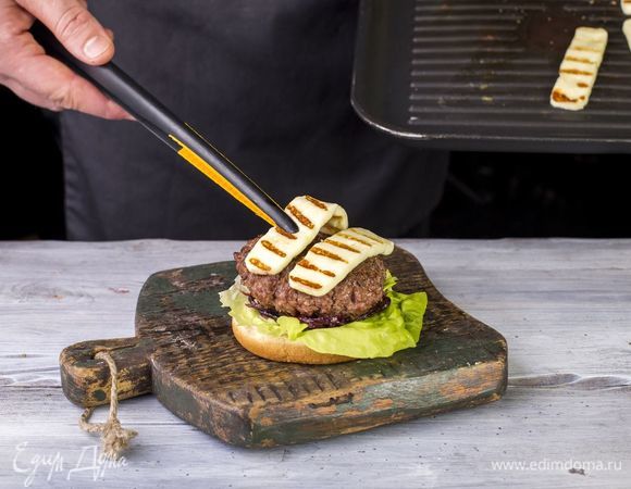 Сверху положите котлету и половину сыра.