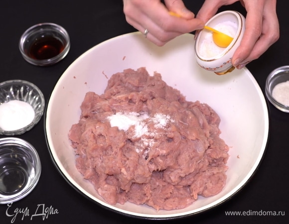 В первую очередь добавляем соль по вкусу.