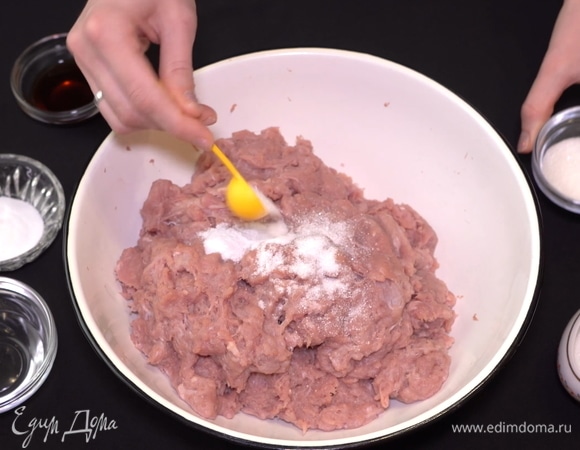 Затем — сахар, тоже на свое усмотрение или даже, я бы сказала, по желанию, чтобы вкус будущих колбасок был более сбалансированным. Мы всегда добавляем столовую ложку сахара без горки.