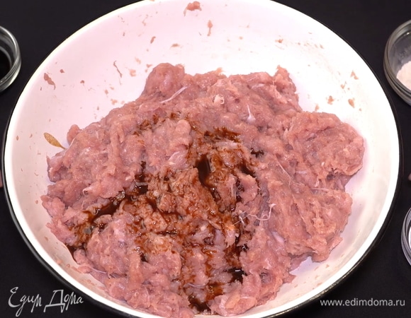 Помимо бальзамического уксуса, нам понадобится вустерский/вустерширский соус (иногда называется соус «Ворчестер», англ. Worcestershire). Он придаст мясу легкую пикантность.