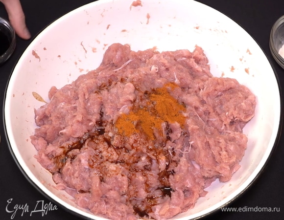 Подкрепляем остроту сушеным молотым чили, который мы обычно используем вместо черного перца.  