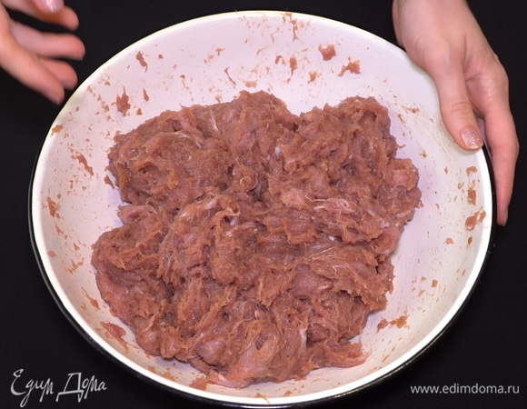 Хорошо все перемешиваем. Фарш нужно как следует отбить, чтобы увеличить его сцепляемость. То есть он станет более плотным и вязким, а колбаски во время жарки останутся целенькими, красивенькими, нежными, разваливаться не будут.
