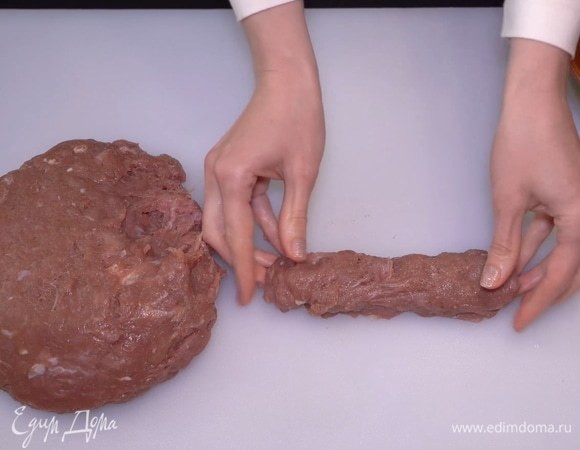 Смачиваем руки водой и лепим небольшие колбаски примерно одного размера.