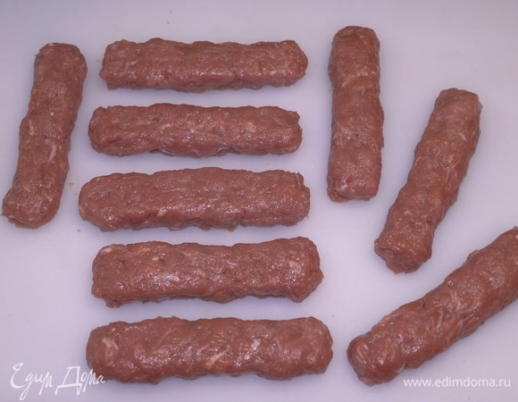 Можно использовать мясорубку со специальной насадкой, чтобы все они получились ровненькие и красивые. Но, если времени в обрез, можно сделать все по-быстрому — руками.