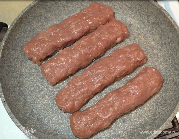 Добавляем буквально капельку масла, обжариваем колбаски с двух сторон до румяной красивой корочки.  