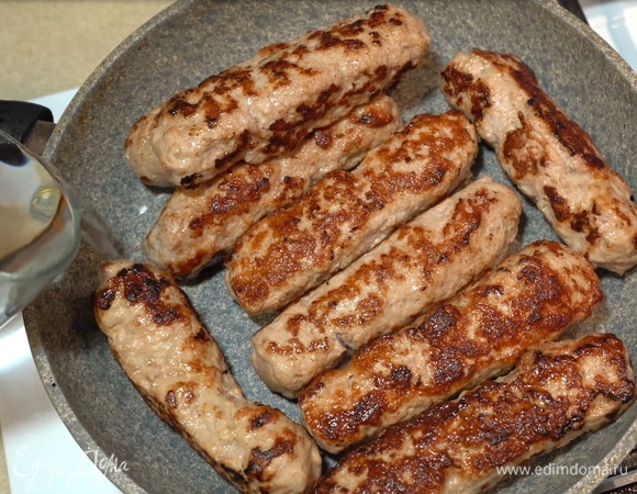 На этом этапе мы добавляем немного воды и тушим колбаски под крышкой в течение 10–15 минут на самом медленном огне.