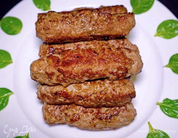 Подать их можно с любым гарниром или со свежим зеленым салатом. Или можно приготовить такие колбаски на мангале. С друзьями или семьей на пикнике. 